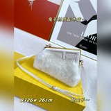 小號 兔毛夾子包又名：雲朵包fendifirst系列以F為字母作為設計亮點、采