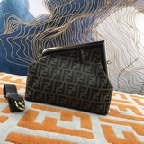 [發]Fendi First.大號手袋，納帕皮革材質，同色系納帕皮革固定由超大F