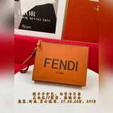 款號491，FD手拿包搭配可拆式鍊條提手，内有卡片套，正面壓FF圖案，拉鍊開合。