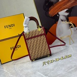 配盒子 FENDI官網最新迷你磨砂陽光小托特市場獨家首發！搭配一身AII Whi