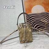 MM官網FENDI官網最新迷你水桶包！刺繡布配皮材質，飾有Fendi圖案和同色系