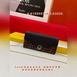 配盒：Fendi長款皮夾壓花，按鈕飾釘緊固。配有肩帶黃金鐵鍊空間大，井井有條，有