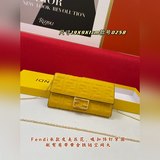 Baguette長款皮夾，可拆卸細鍊肩帶，内部為錢包式布局，有兩個風琴袋，一個拉