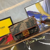 官網最新款 配頭層皮現貨原版2023芬迪最新法棍包：非常有夏天的情調；五彩缤紛的