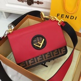 Fendi 最新翻蓋大號 手袋，火熱回貨 官網主推 新品 蓋面标志性F，配以全皮