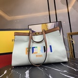 【配頭層牛皮】中號Peekaboo X-Tote手袋，有内部口袋和标志性扭鎖。帶