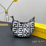 FENDI praphy 最新印花 迷你手腕包以月牙造型為特色，把經典金屬