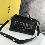 FENDIBOSTON中號手袋，蛇紋字母LOGO設計，皮革進口原料制作，單拉鍊