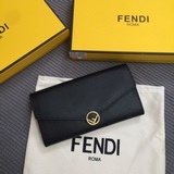 Fendi長款皮夾 按鈕飾釘緊固。空間大，井井有條，有兩個風琴袋，一個拉鍊袋。 