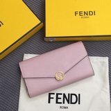 Fendi長款皮夾 按鈕飾釘緊固。空間大，井井有條，有兩個風琴袋，一個拉鍊袋。 