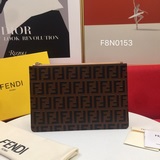 帶幾何形翻蓋的F is Fendi大號修長款手拿包。背面的口袋有拉鍊，黑色納帕紋