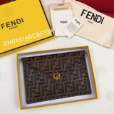 帶幾何形翻蓋的F is Fendi大號修長款手拿包。按扣開合，Cruise皮革材