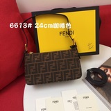 / FENDi老花腋下包、搭配油蠟牛皮，長短全皮肩帶各一條，包身小巧愛，小身材大