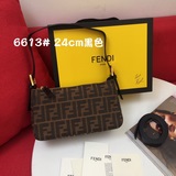 / FENDi老花腋下包、搭配油蠟牛皮，長短全皮肩帶各一條，包身小巧愛，小身材大