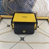 [呲牙][強]fendi 小三件套幾何圖形翻蓋迷你手袋，按扣開合。可拆卸鍊式肩帶