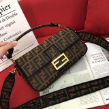 最新款Fendi Roma Amor老花系列耀目登場、跌入霓虹世界、當意大利文