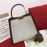  FEND PEEKABOO 中號手提包 采用進口小牛皮镂空設計，搭配撞色複古