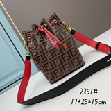 FENDI Mon Tresor水桶包大號采用牛皮材質，壓3D浮雕雙FF字母