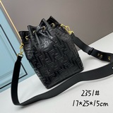 FENDI Mon Tresor水桶包大號采用牛皮材質，壓3D浮雕雙FF字母