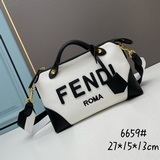 FENDI 标志性By The Way中號波士頓包 牛皮材質，包正面以繡花FE