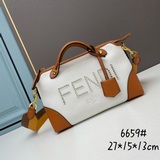FENDI 标志性By The Way中號波士頓包 牛皮材質，包正面以繡花FE