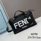 FENDI 标志性By The Way中號波士頓包 牛皮材質，包正面以繡花FE