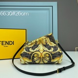 Fendi by Versace系列當中又精彩演繹，把FENDI FF logo