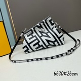 小號，配盒子 Fendi First Midi手袋，膠囊系列雙色印花夾子包，飾
