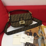 最新款Fendi Roma Amor老花系列耀目登場、跌入霓虹世界、當意大利文