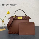 Iconic Peekaboo ISeeU中號手袋，牛皮材質，純手工編織。兩側