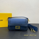 配盒子，Fendi 年早春新款 标志性Baguette中號手袋，牛皮材質，手工重
