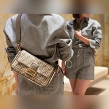 配盒子，官網新款FéI 最新2023刺繡法棍Baguette中號手袋，千鳥格紋羊