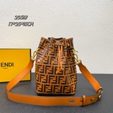 FENDI Mon Tresor水桶包大號采用牛皮材質，壓3D浮雕雙FF字母