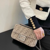 FENDI Baguette中號鍊條法棍包，雪尼爾織錦布料材質，印有深灰色FF