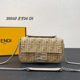 FENDI Baguette中號鍊條法棍包，雪尼爾織錦布料材質，印有深灰色FF