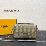 FENDI Baguette中號鍊條法棍包，雪尼爾織錦布料材質，印有深灰色FF