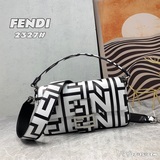 Fendi最新黑白系列聯名款 Baguette中號手袋，飾以黑色與白色Fendi