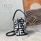 Fendi Roma膠囊系列雙色印花Mon Tresor小號水桶包，飾以黑色與白