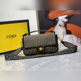 最新款Fendi /Versace聯名款老花系列、耀目登場！随性态度、豔麗風格和