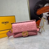FENDI 标志性的Baguette中號羊皮法棍包，手袋采用翻蓋設計，配有FF磁