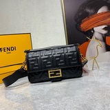 FENDI 标志性的Baguette中號羊皮法棍包，手袋采用翻蓋設計，配有FF磁
