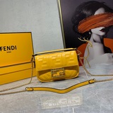 Fendi 羊皮翻蓋斜挎鍊條小法棍手袋采用翻蓋設計，配有FF磁扣，小巧精緻，可