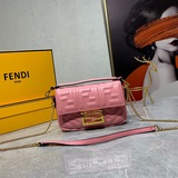 Fendi 羊皮翻蓋斜挎鍊條小法棍手袋采用翻蓋設計，配有FF磁扣，小巧精緻，可