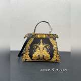 Fendi by Versace聯名款小貓包出貨，經典的peekaboo包型結