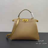 Fendi by Versace聯名款小貓包出貨經典的peekaboo包型結合範