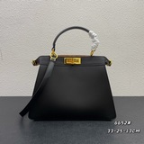 Fendi by Versace聯名款小貓包出貨經典的peekaboo包型結合範