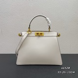 Fendi by Versace聯名款小貓包出貨經典的peekaboo包型結合範