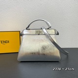  小號，FEND Peekaboo ISeeU手袋，皮革材質，兩側飾有經典扭鎖