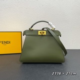  小號，FEND Peekaboo ISeeU手袋，皮革材質，兩側飾有經典扭鎖