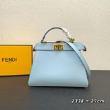  小號，FEND Peekaboo ISeeU手袋，皮革材質，兩側飾有經典扭鎖